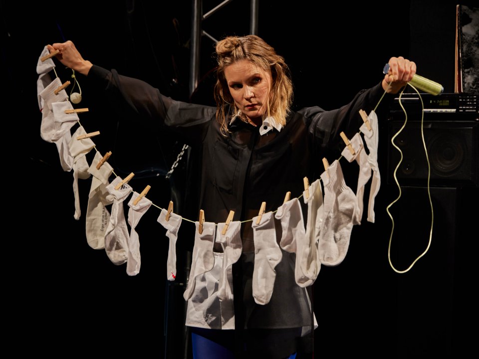 Evi Kehrstephan in DIE WAND // WANDBEFALL